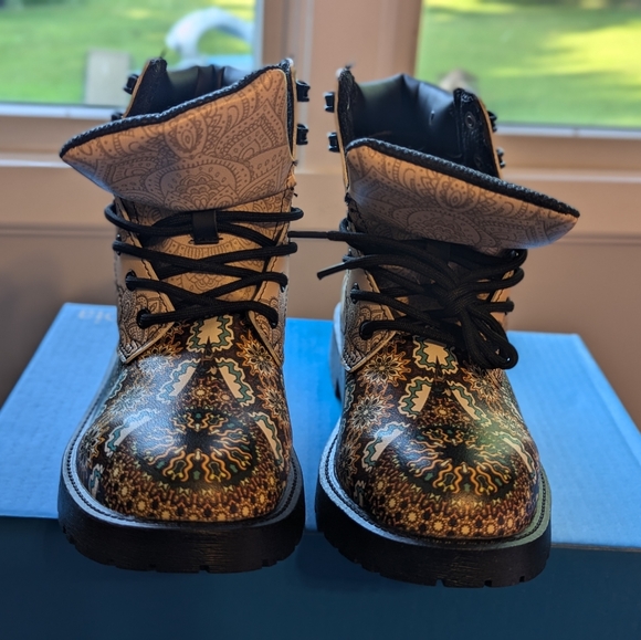 Boots - Picture 5 of 6